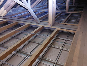 Zateplení stropu výrobní haly pomocí foukané izolace